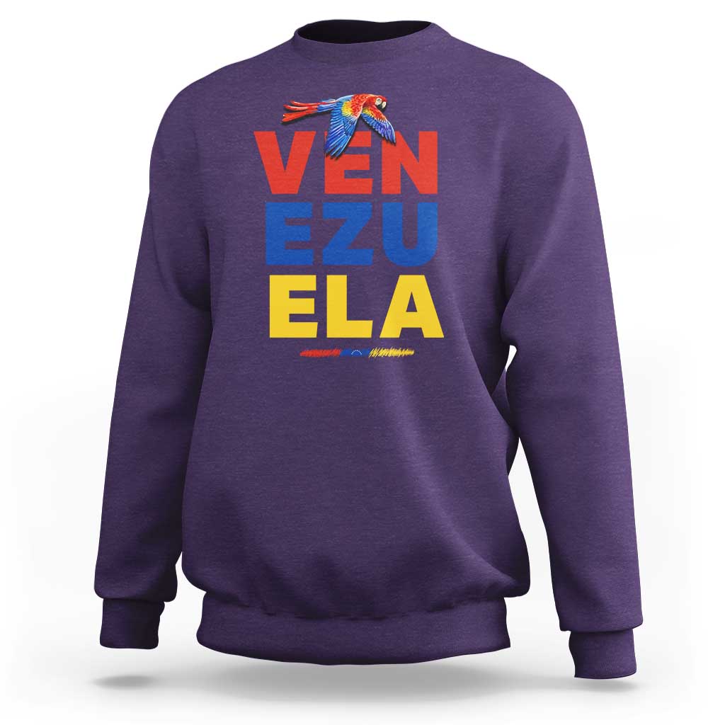 Venezuela Pride Flying Scarlet Macaw Sweatshirt Ara Macao Guacamaya Venezuelan Pride Tropical Bird