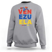 Venezuela Pride Flying Scarlet Macaw Sweatshirt Ara Macao Guacamaya Venezuelan Pride Tropical Bird