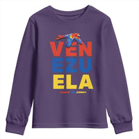 Venezuela Pride Flying Scarlet Macaw Youth Sweatshirt Ara Macao Guacamaya Venezuelan Pride Tropical Bird