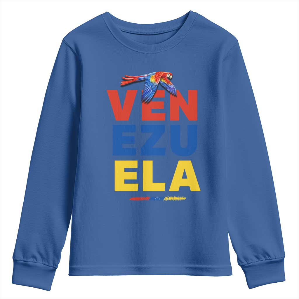 Venezuela Pride Flying Scarlet Macaw Youth Sweatshirt Ara Macao Guacamaya Venezuelan Pride Tropical Bird