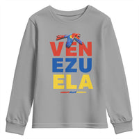 Venezuela Pride Flying Scarlet Macaw Youth Sweatshirt Ara Macao Guacamaya Venezuelan Pride Tropical Bird