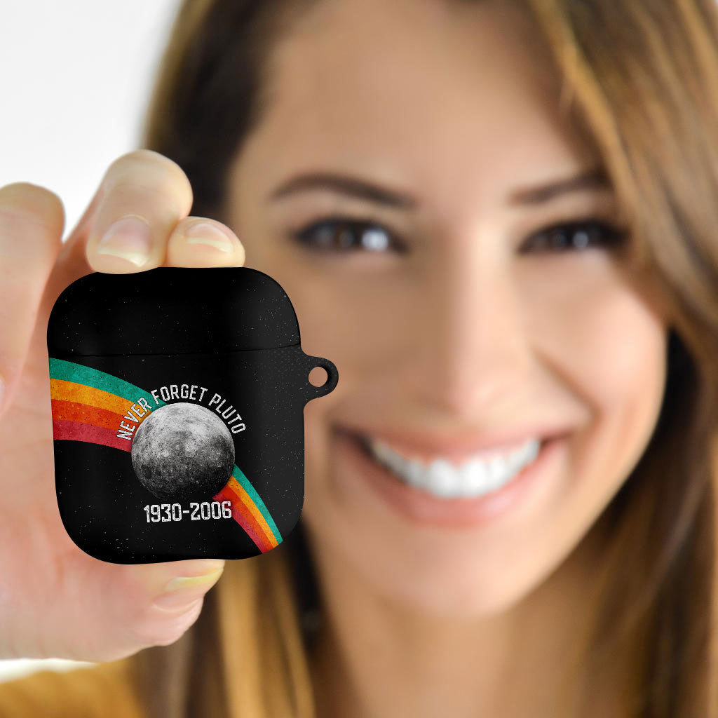 Never Forget Pluto 1930-2006 AirPods Case Vintage Retro Rainbow Planet Outer Space Astronomy Graphic Art
