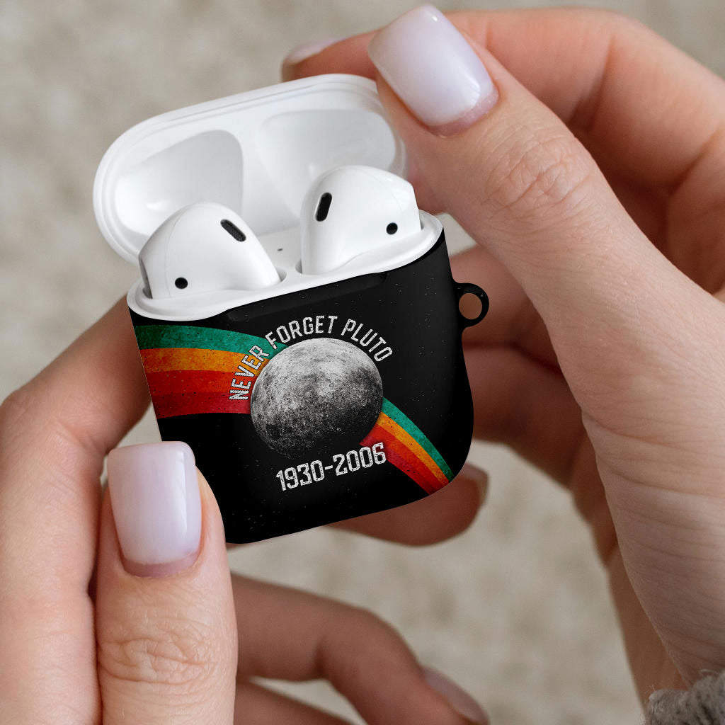 Never Forget Pluto 1930-2006 AirPods Case Vintage Retro Rainbow Planet Outer Space Astronomy Graphic Art