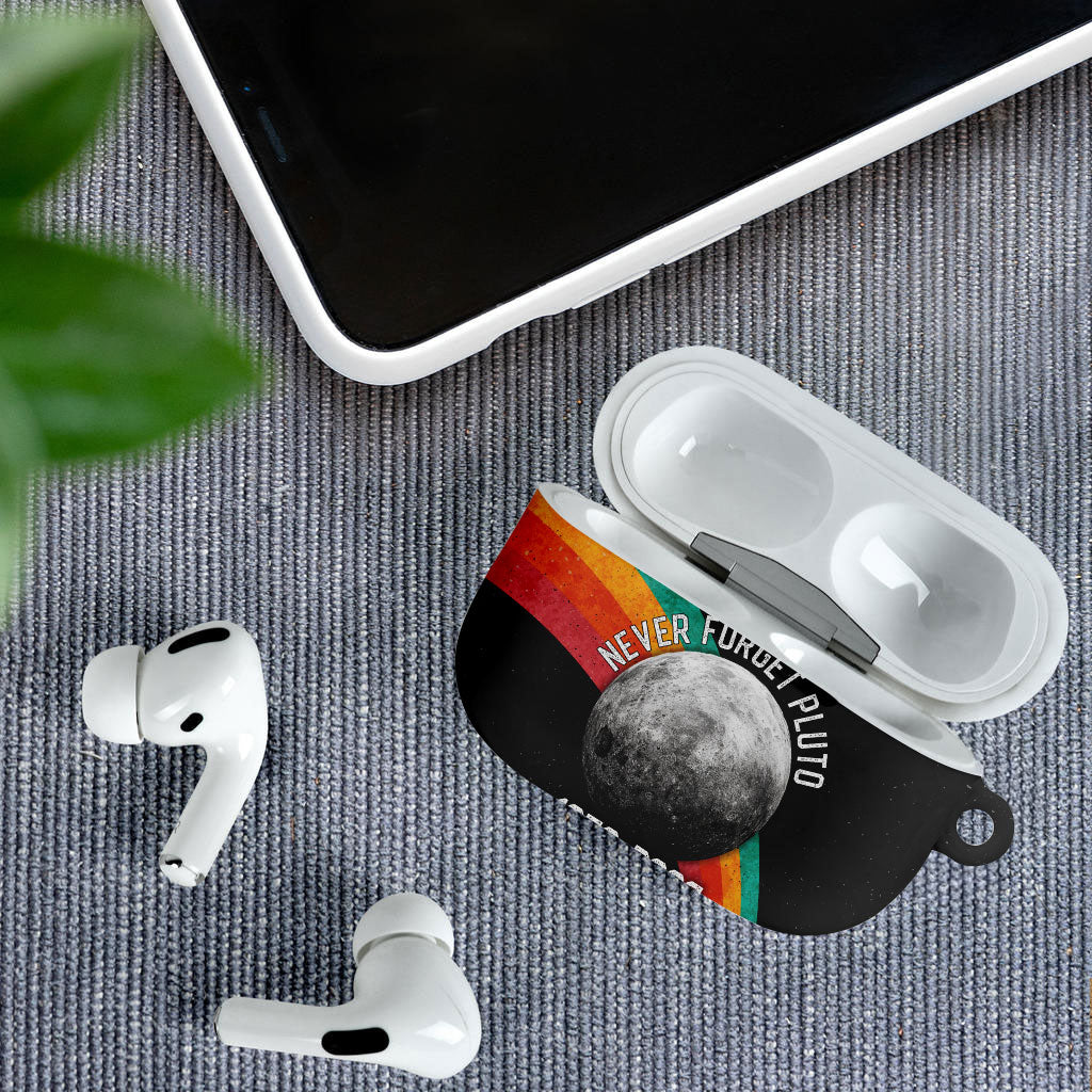 Never Forget Pluto 1930-2006 AirPods Case Vintage Retro Rainbow Planet Outer Space Astronomy Graphic Art