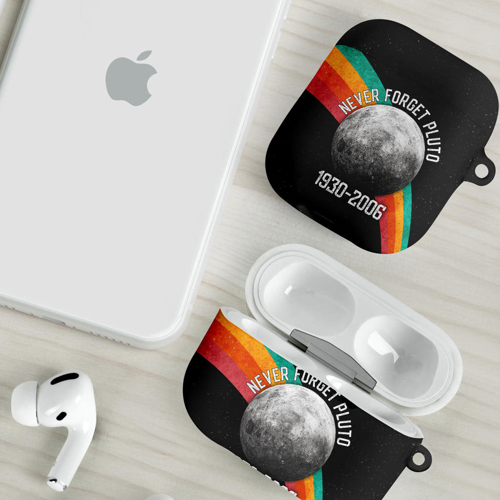 Never Forget Pluto 1930-2006 AirPods Case Vintage Retro Rainbow Planet Outer Space Astronomy Graphic Art