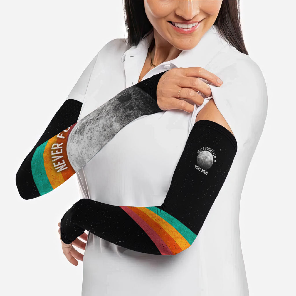 Never Forget Pluto 1930-2006 Arm Sleeves Vintage Retro Rainbow Planet Outer Space Astronomy Graphic Art
