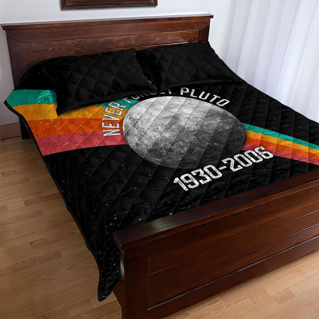 Never Forget Pluto 1930-2006 Quilt Bed Set Vintage Retro Rainbow Planet Outer Space Astronomy Graphic Art