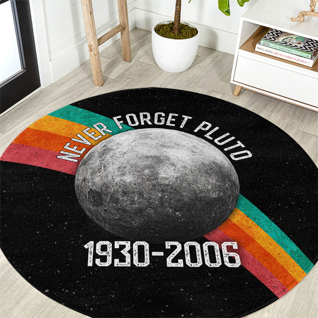 Never Forget Pluto 1930-2006 Round Carpet Vintage Retro Rainbow Planet Outer Space Astronomy Graphic Art