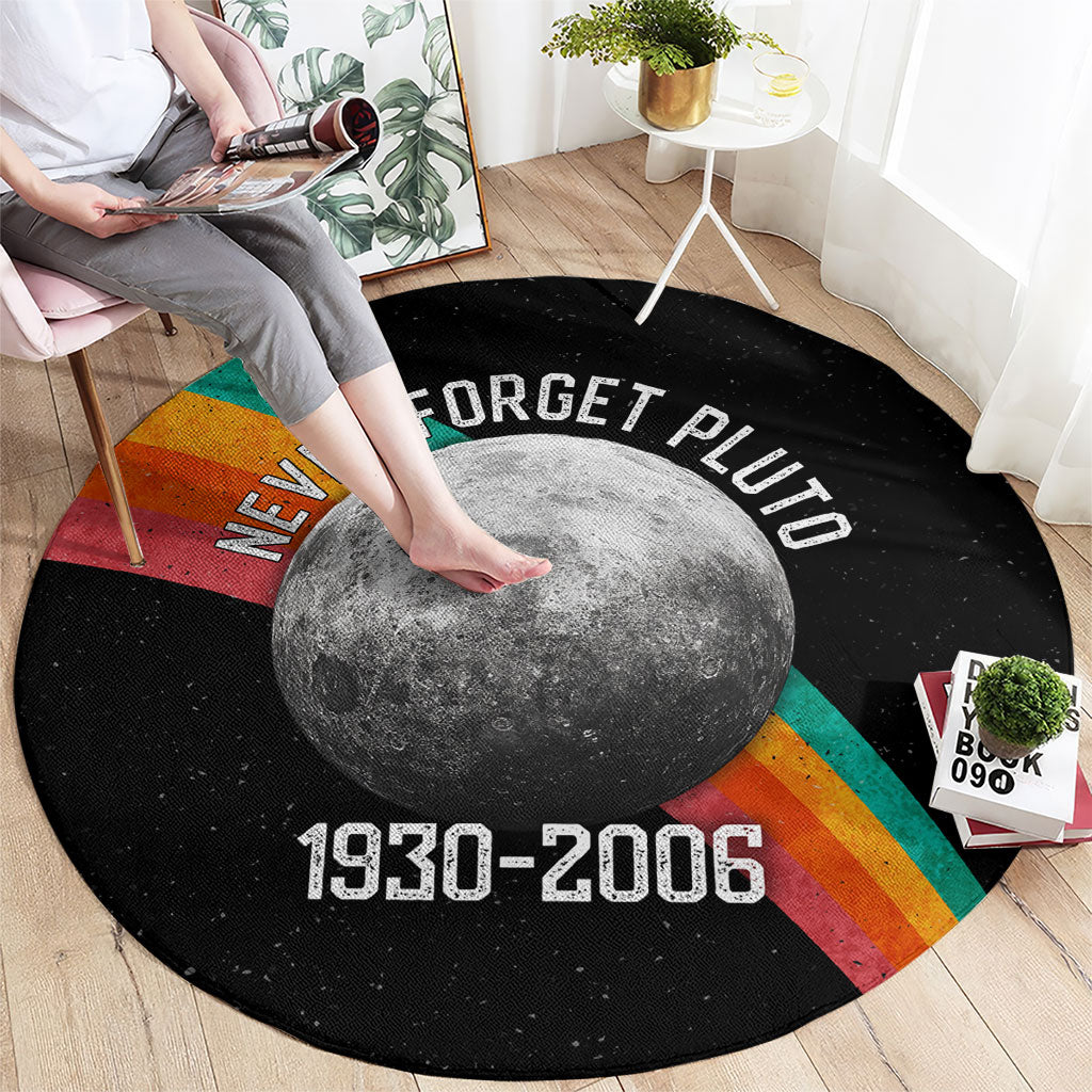 Never Forget Pluto 1930-2006 Round Carpet Vintage Retro Rainbow Planet Outer Space Astronomy Graphic Art