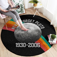 Never Forget Pluto 1930-2006 Round Carpet Vintage Retro Rainbow Planet Outer Space Astronomy Graphic Art