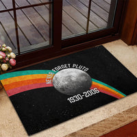 Never Forget Pluto 1930-2006 Rubber Doormat Vintage Retro Rainbow Planet Outer Space Astronomy Graphic Art