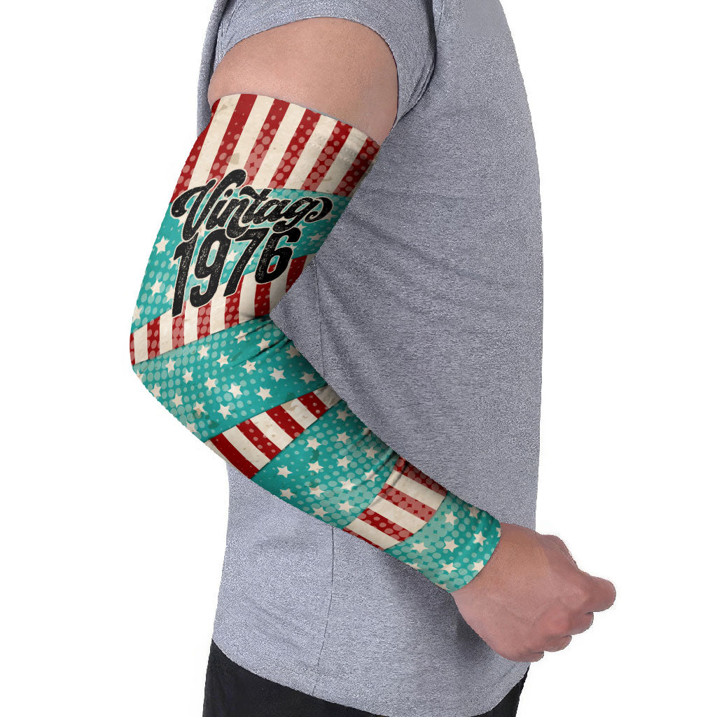 America Vintage 1976 50th Birthday Arm Sleeves Retro Sunset Patriotic