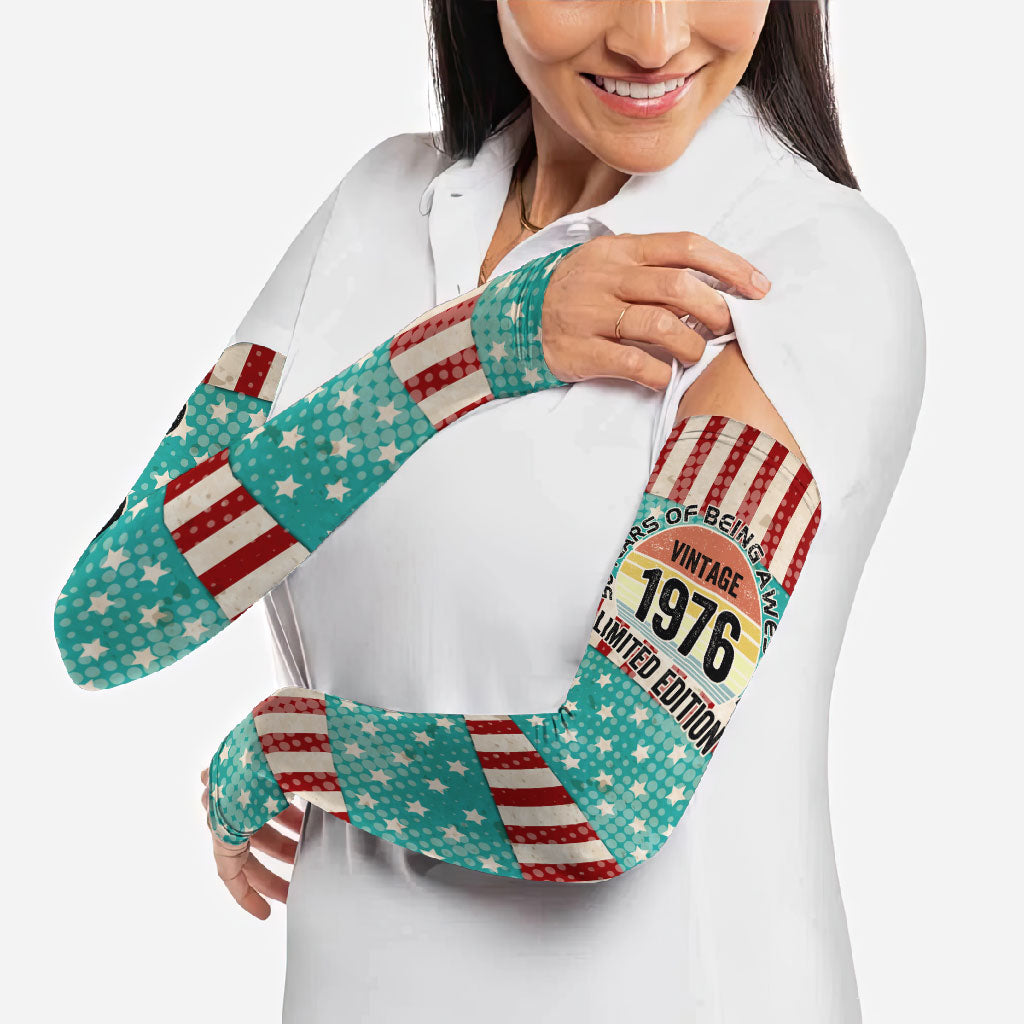 America Vintage 1976 50th Birthday Arm Sleeves Retro Sunset Patriotic