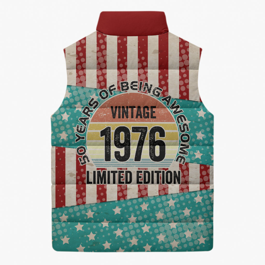 America Vintage 1976 50th Birthday Sleeveless Puffer Jacket Retro Sunset Patriotic
