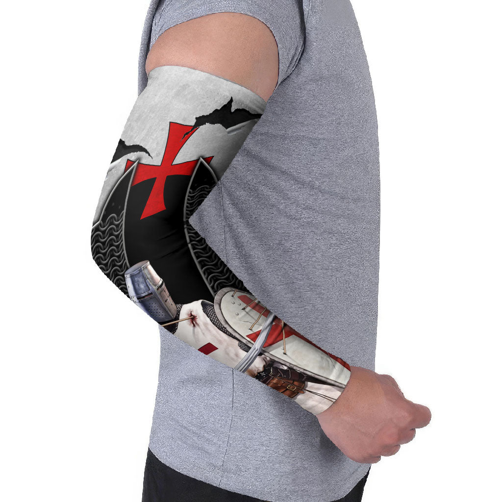 Knights Templar Warrior Red Cross Arm Sleeves Crusader Knight In Chainmail Armor With Shield And Sword Art