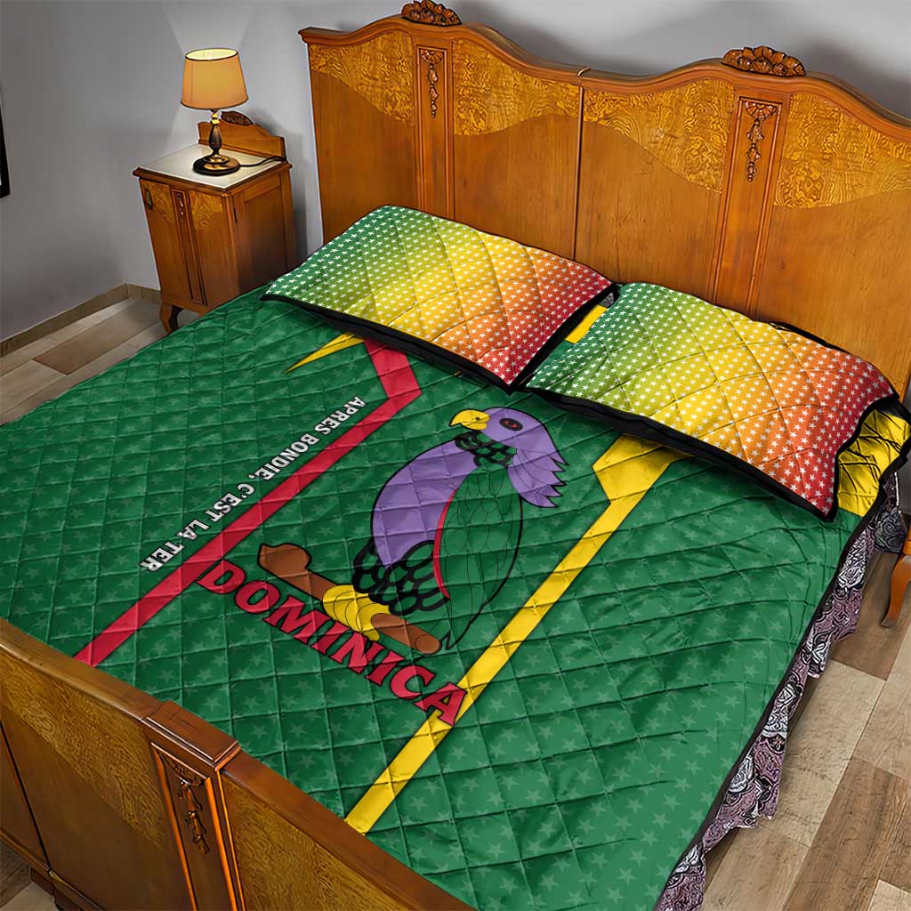 Dominica Flag Quilt Bed Set National Parrot and Stars Design with Motto Apres Bondie C’est La Ter - Wonder Print Shop