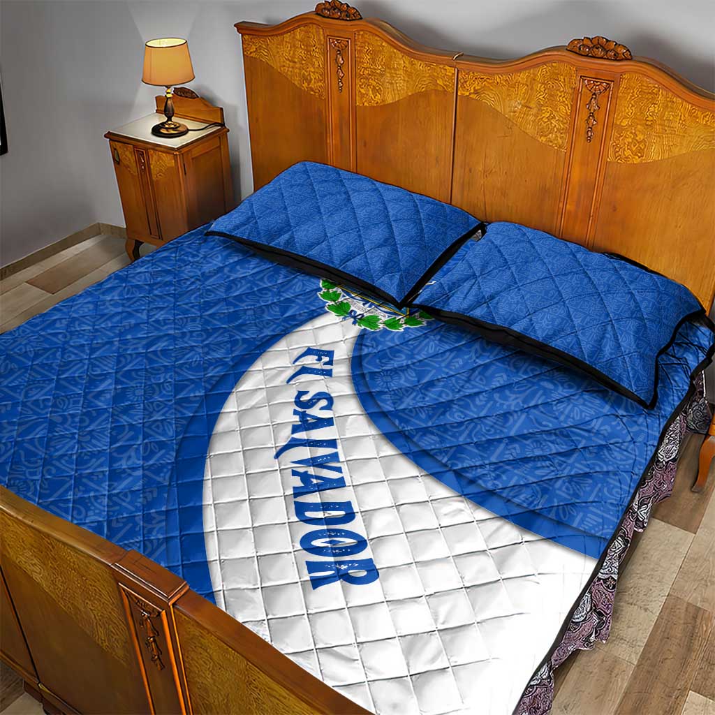 El Salvador Coat of Arms Quilt Bed Set with Curved Text and Blue Patterned Background - Wonder Print Shop