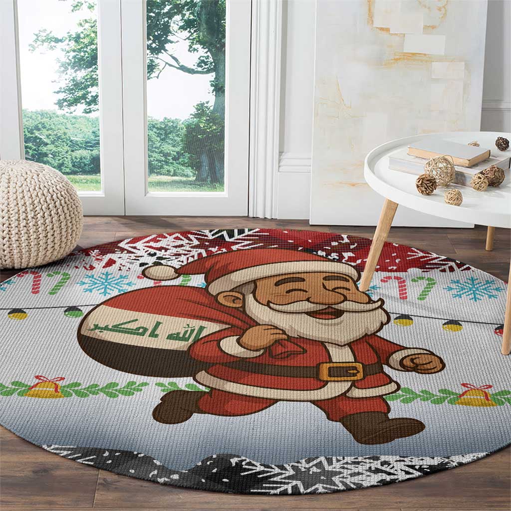 Iraq Christmas Round Carpet with Santa Carrying Gift Bag Flag Garland and Snowflake Plaid Pattern - Wonder Print Shop