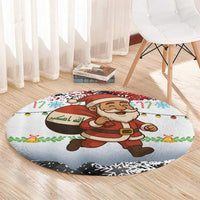 Iraq Christmas Round Carpet with Santa Carrying Gift Bag Flag Garland and Snowflake Plaid Pattern - Wonder Print Shop