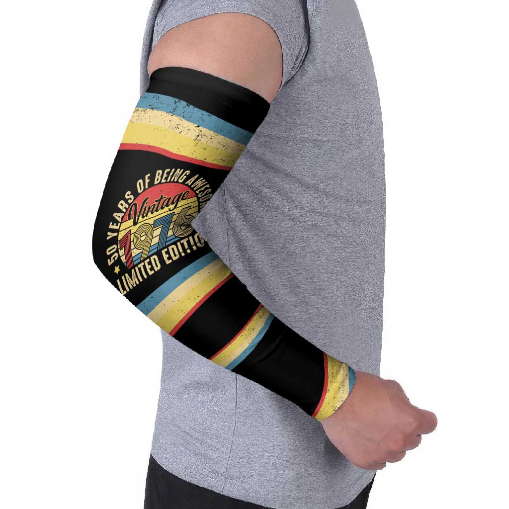 Vintage 1976 Birthday Celebration Arm Sleeves 50th Birthday for Him - Retro Distressed Stripe Pattern