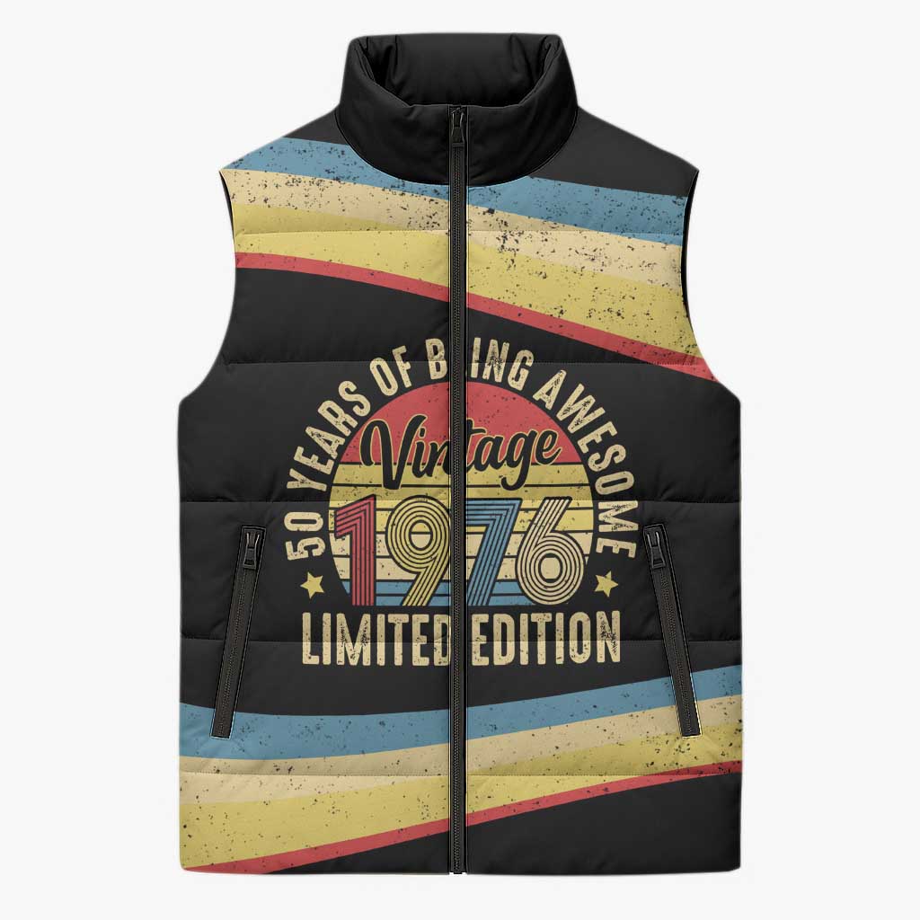 Vintage 1976 Birthday Celebration Sleeveless Puffer Jacket 50th Birthday for Him - Retro Distressed Stripe Pattern