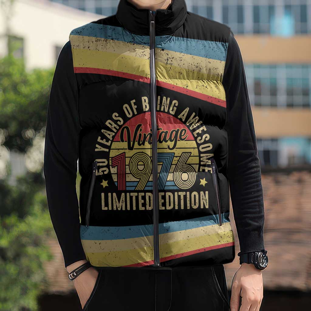 Vintage 1976 Birthday Celebration Sleeveless Puffer Jacket 50th Birthday for Him - Retro Distressed Stripe Pattern
