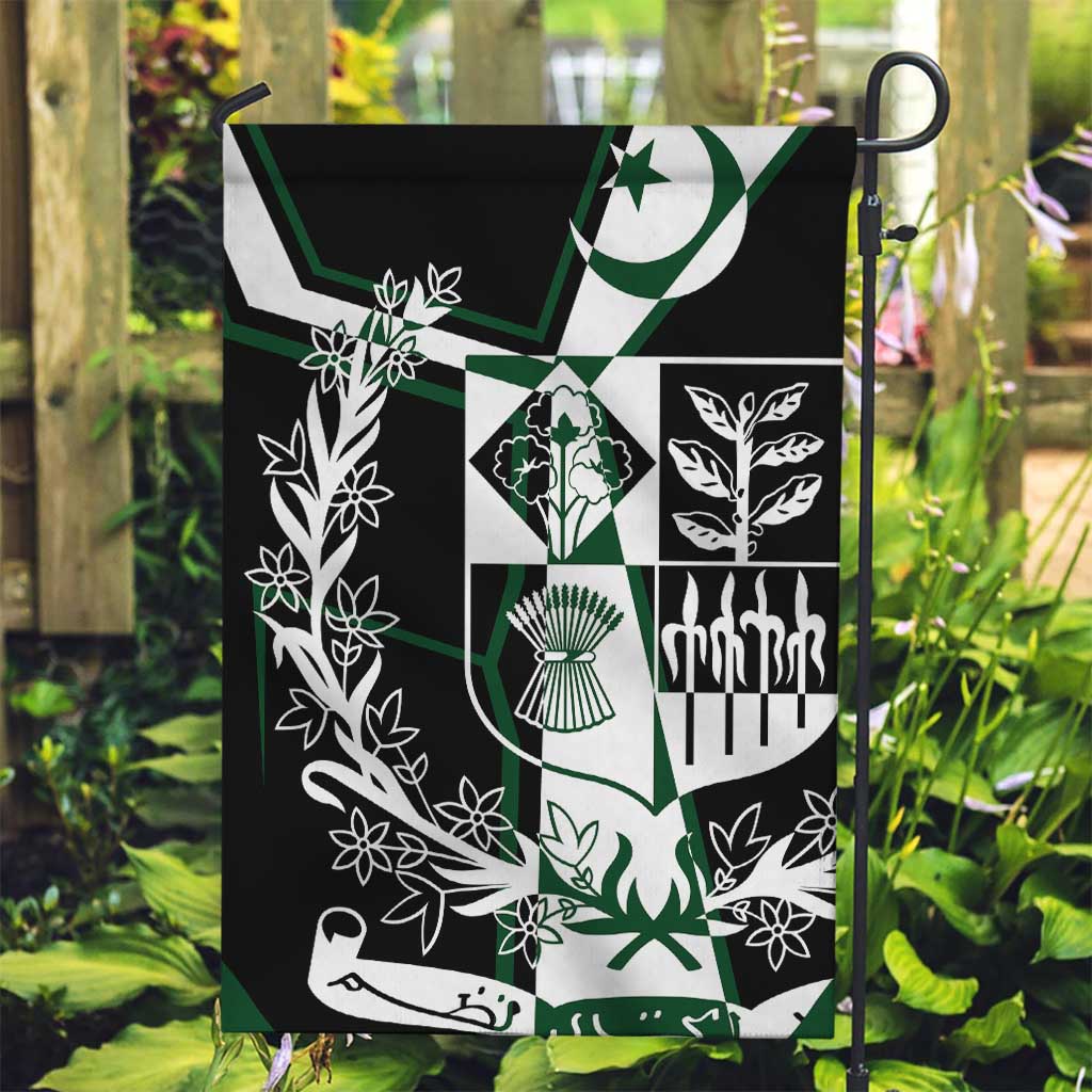Pakistan Emblem Garden Flag Eagle-Shaped Design with National Symbol
