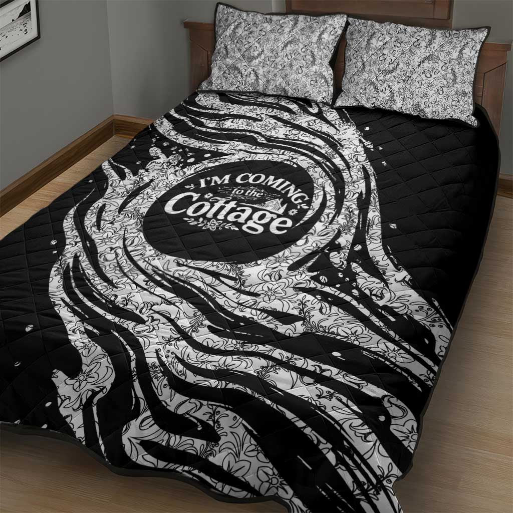 I'm Coming to the Cottage Quilt Bed Set with Hand-Drawn Floral Pattern