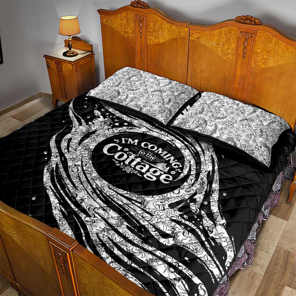 I'm Coming to the Cottage Quilt Bed Set with Hand-Drawn Floral Pattern