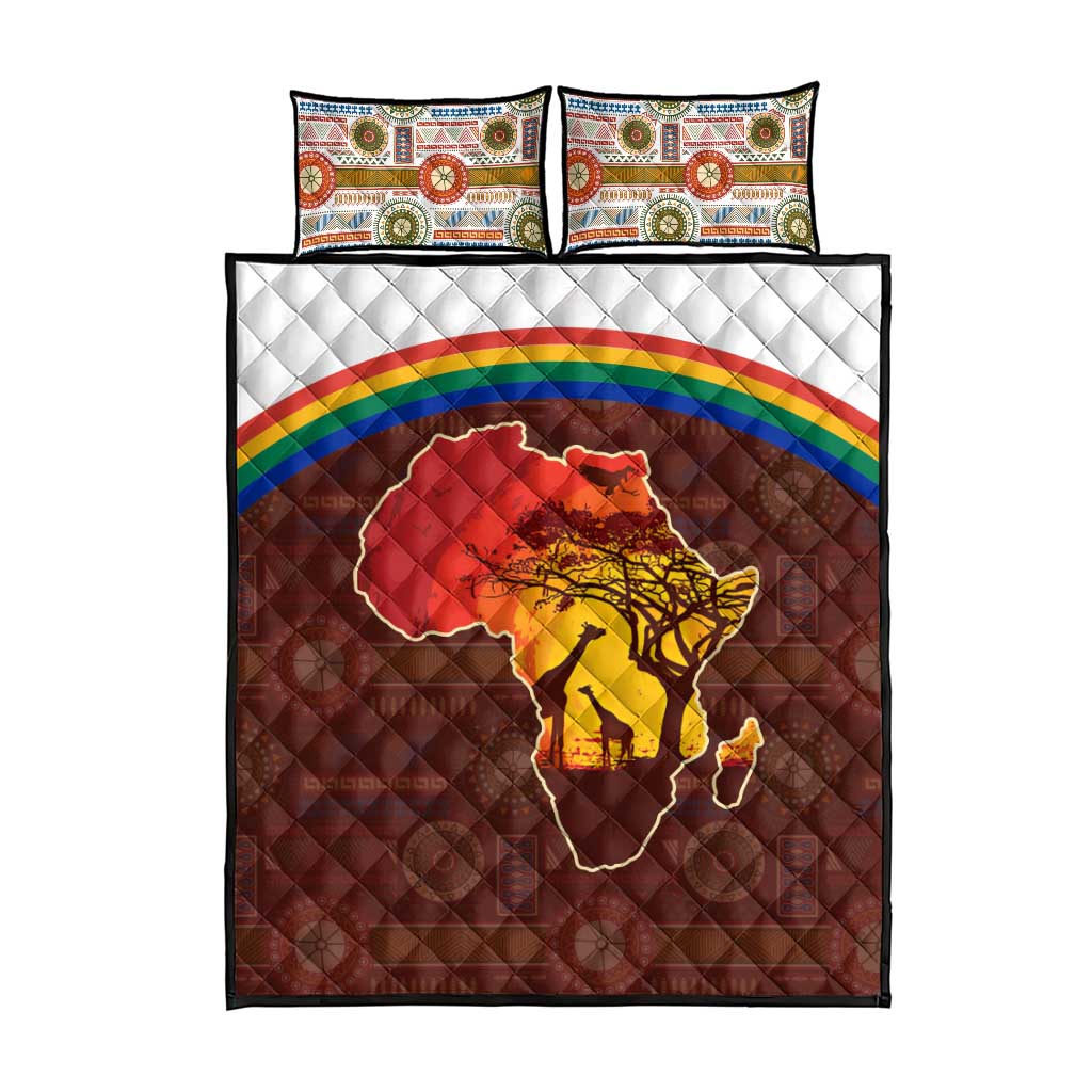 African Sunset Heritage Quilt Bed Set Tribal Pattern with Continent Silhouette, Rainbow Arc & Safari Scene