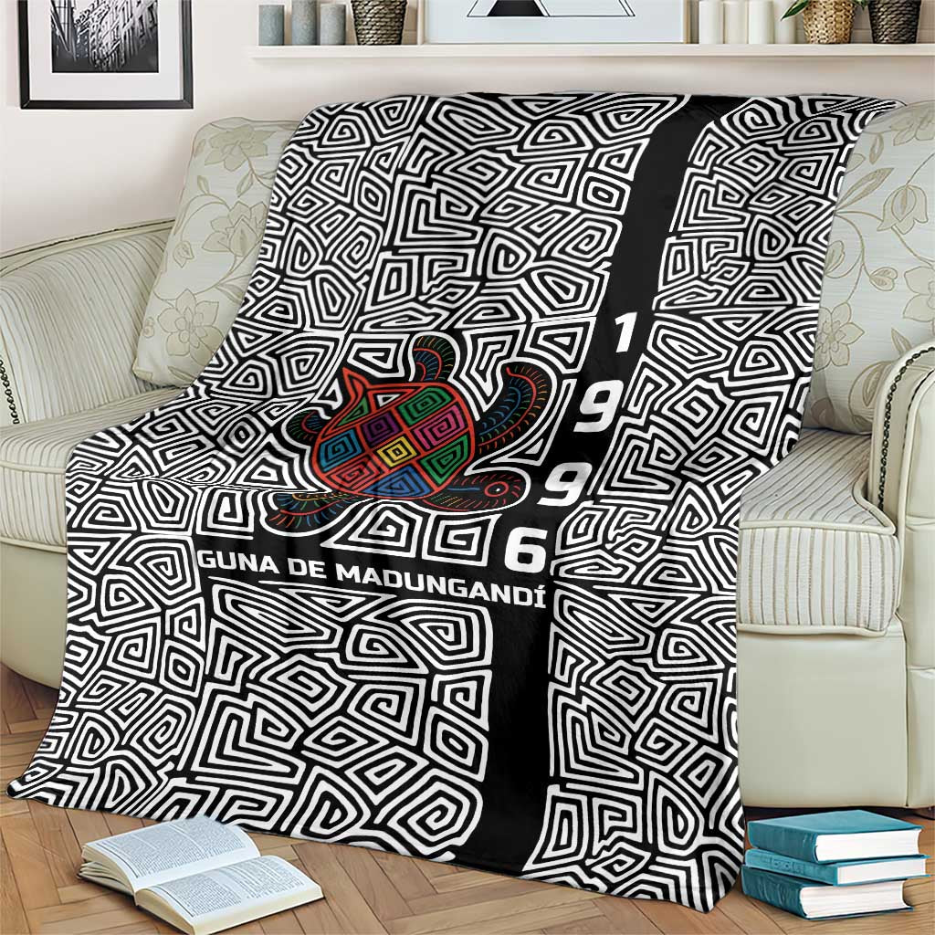 Indigenous Regions of Panama Guna de Madungandí Blanket with Colorful Turtle and Black White Geometric Pattern - Wonder Print Shop