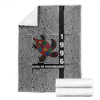 Indigenous Regions of Panama Guna de Madungandí Blanket with Colorful Turtle and Black White Geometric Pattern - Wonder Print Shop