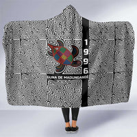 Indigenous Regions of Panama Guna de Madungandí Hooded Blanket with Colorful Turtle and Black White Geometric Pattern - Wonder Print Shop