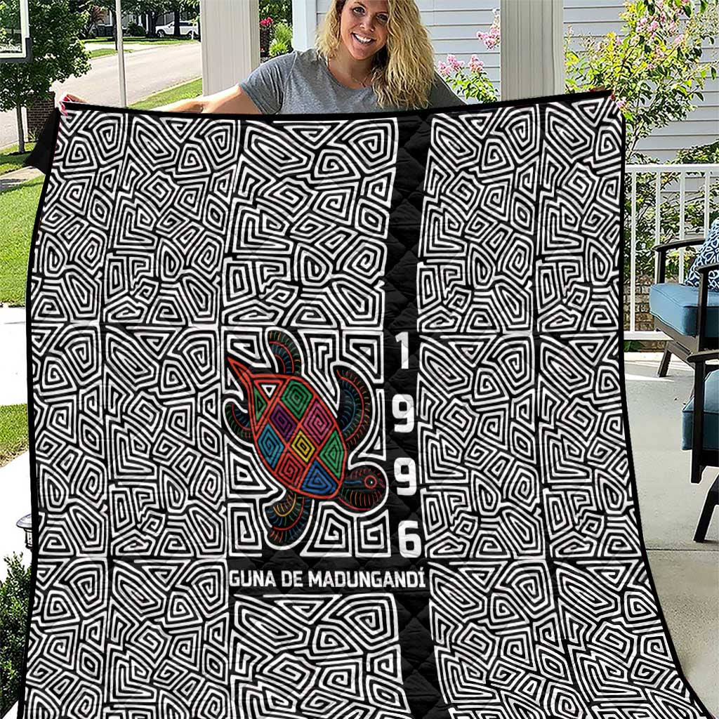 Indigenous Regions of Panama Guna de Madungandí Quilt with Colorful Turtle and Black White Geometric Pattern - Wonder Print Shop