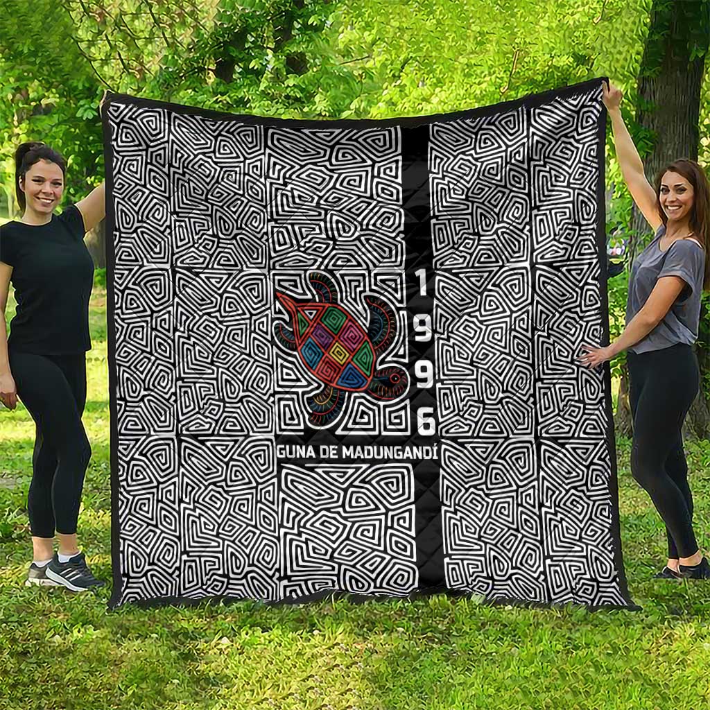 Indigenous Regions of Panama Guna de Madungandí Quilt with Colorful Turtle and Black White Geometric Pattern - Wonder Print Shop