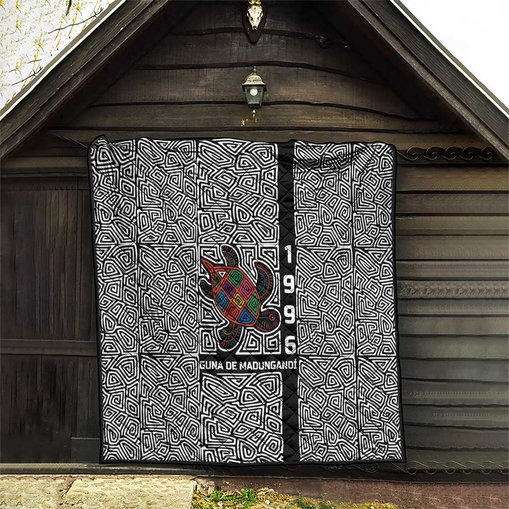 Indigenous Regions of Panama Guna de Madungandí Quilt with Colorful Turtle and Black White Geometric Pattern - Wonder Print Shop