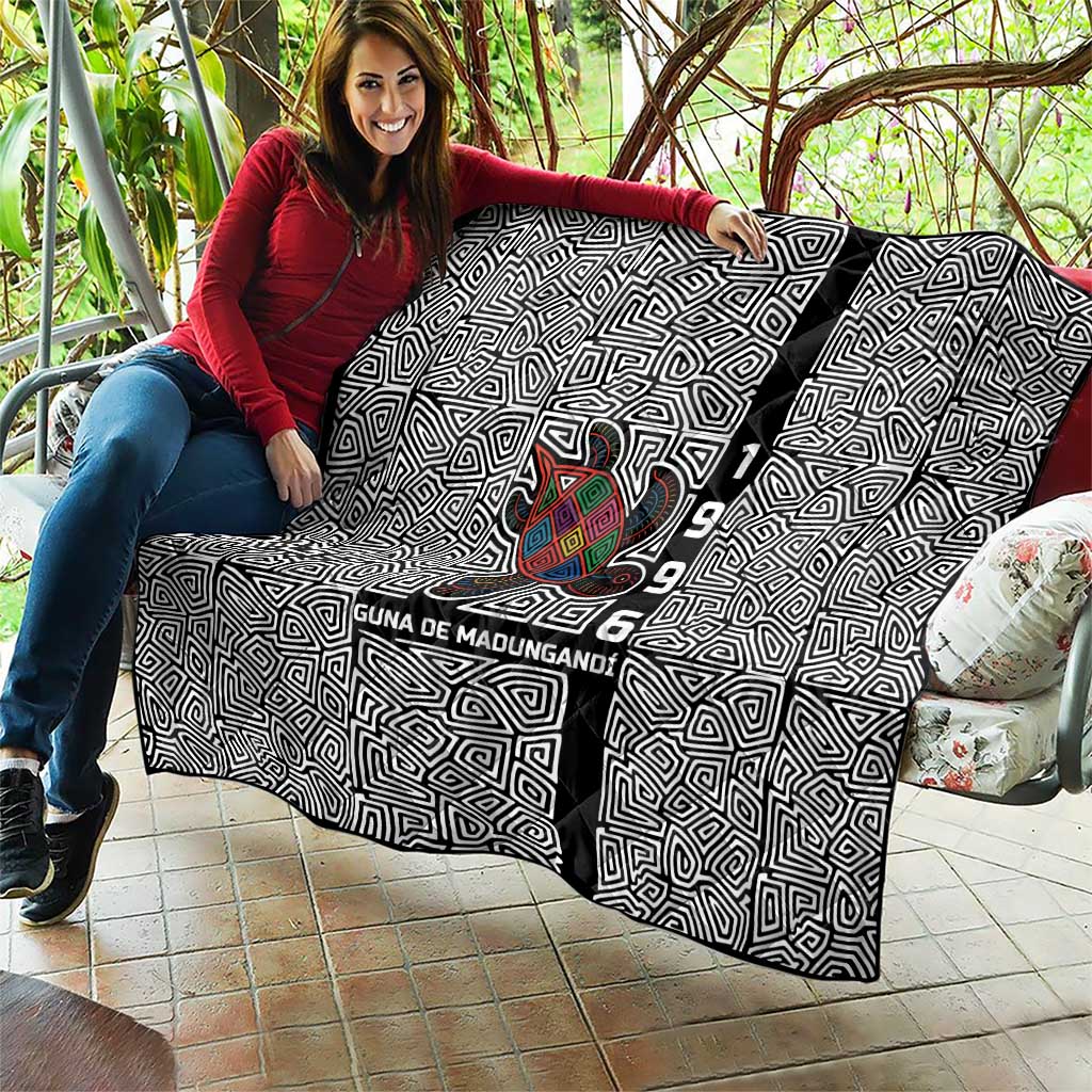 Indigenous Regions of Panama Guna de Madungandí Quilt with Colorful Turtle and Black White Geometric Pattern - Wonder Print Shop