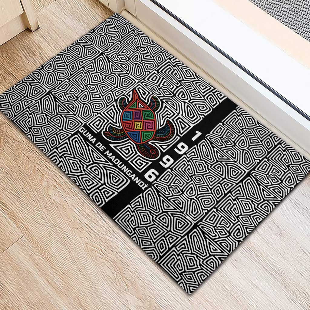 Indigenous Regions of Panama Guna de Madungandí Rubber Doormat with Colorful Turtle and Black White Geometric Pattern - Wonder Print Shop