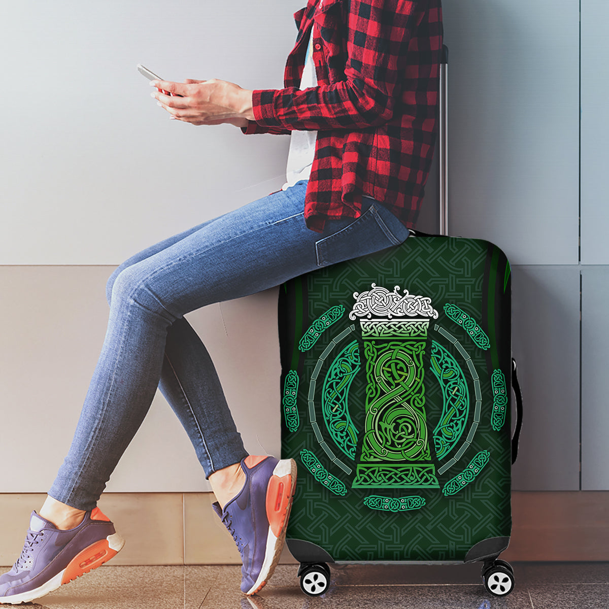 Beer Cup Pattern And Celtic Circle Green Luggage Cover - Wonder Print Shop