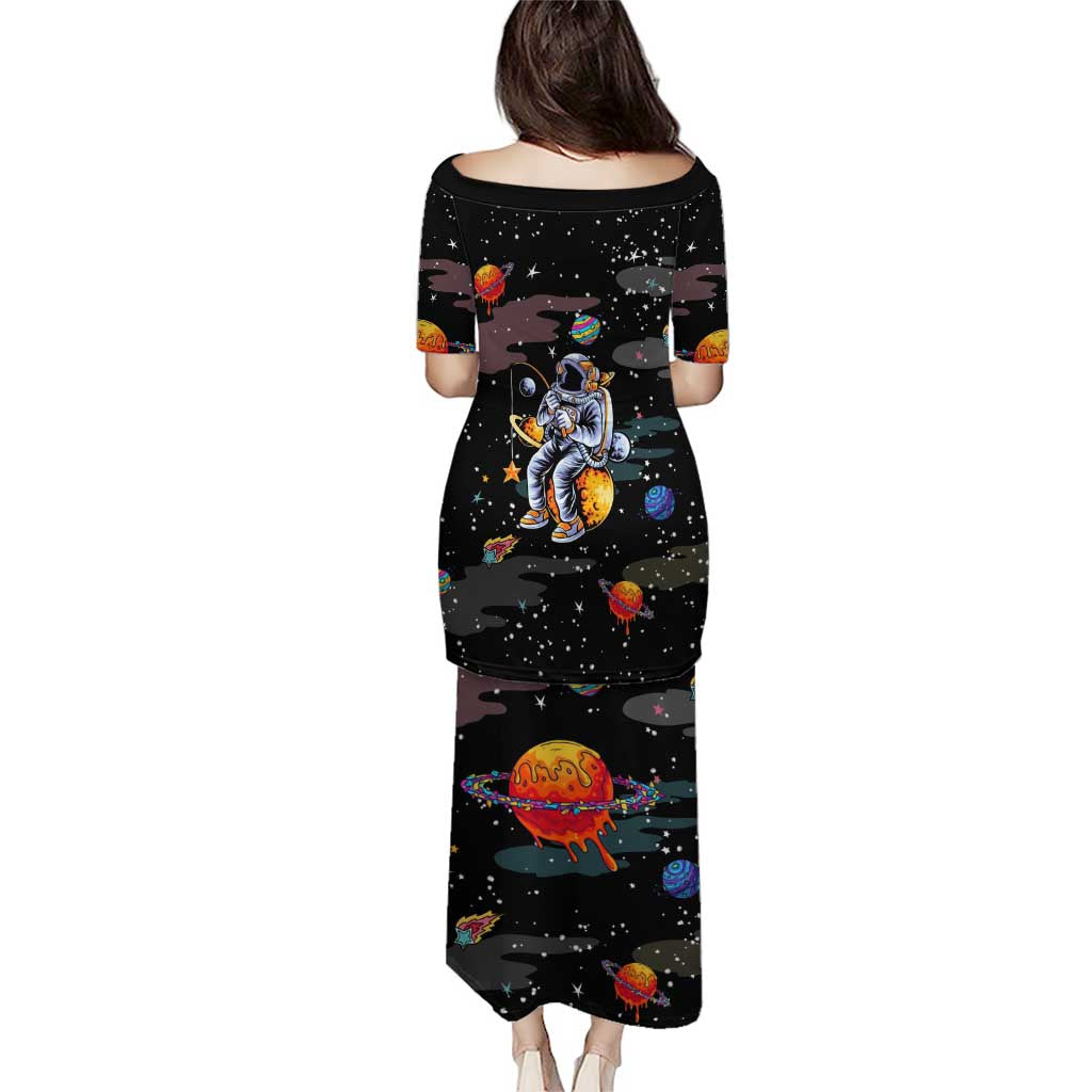Funny Astronaut Fishing In Space Christmas Puletasi Xmas Holiday Patterns - Wonder Print Shop