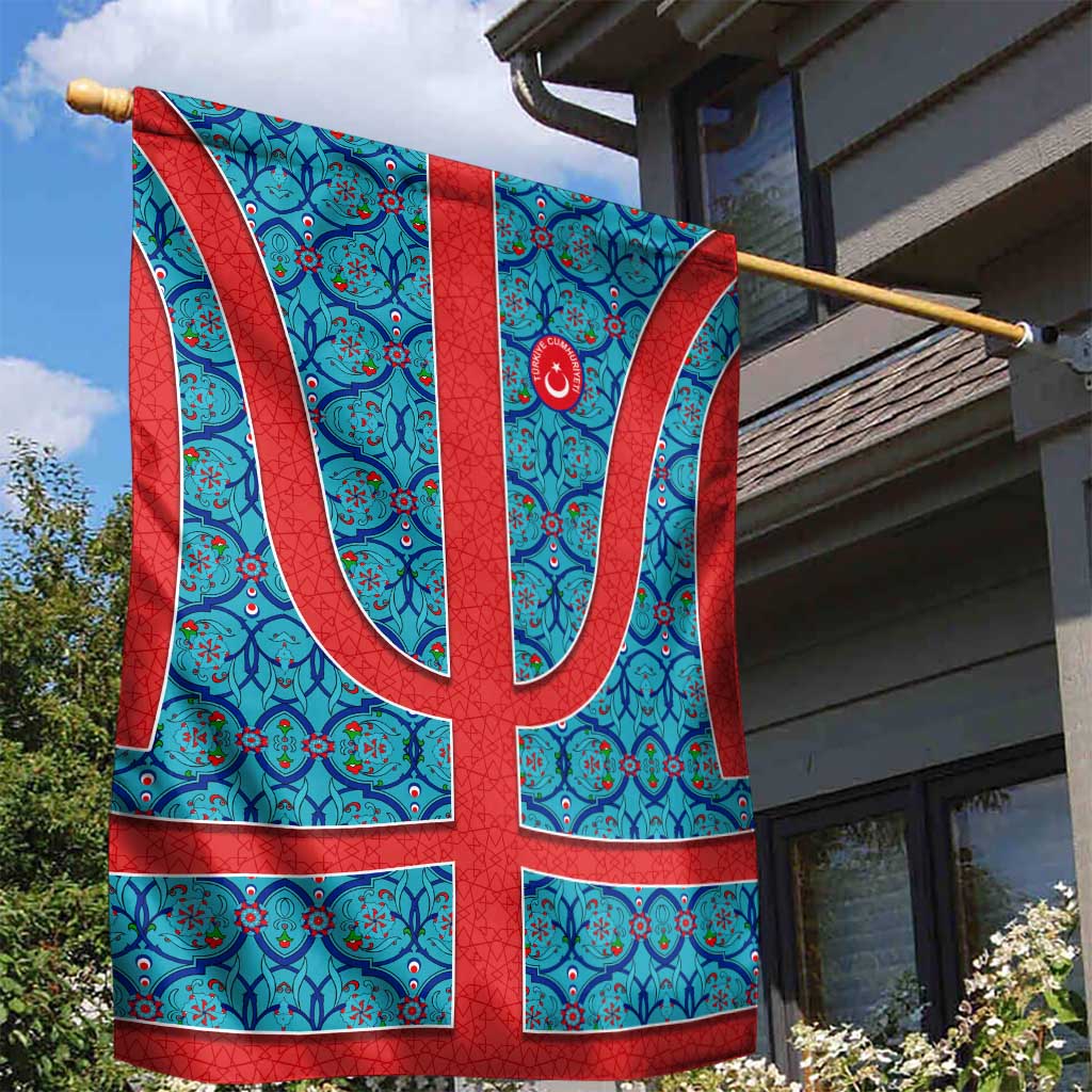 Blue Turkish Traditional Pattern and Red Garden Flag with National Flag Emblem