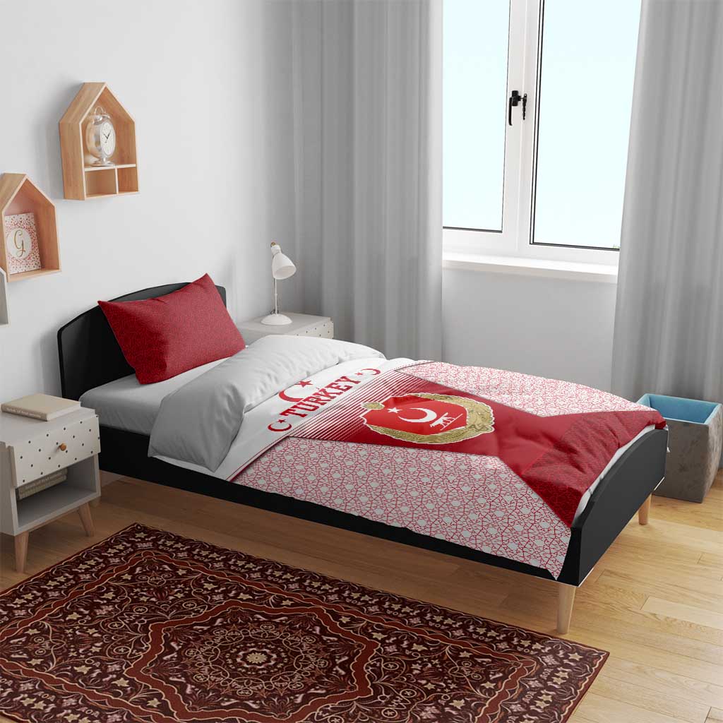Turkey National Emblem and Cartoon Turkey Bird Bedding Set with Red and White Gradient Design