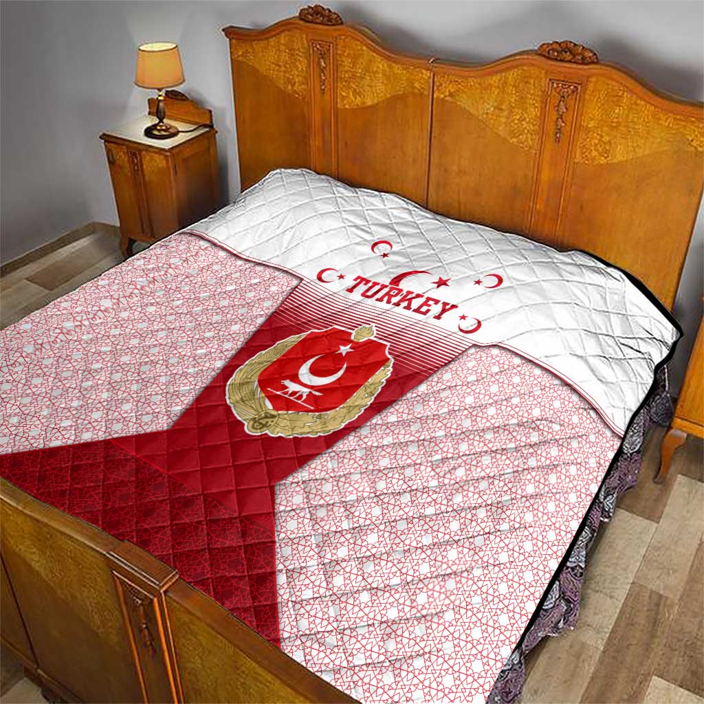 Turkey National Emblem and Cartoon Turkey Bird Quilt with Red and White Gradient Design
