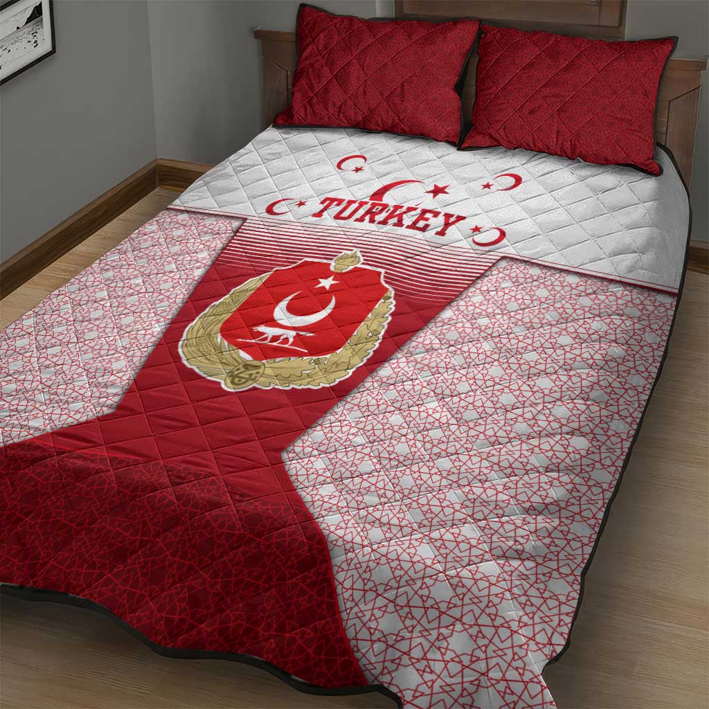 Turkey National Emblem and Cartoon Turkey Bird Quilt Bed Set with Red and White Gradient Design