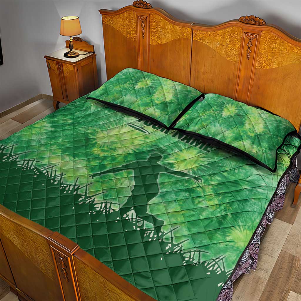 Custom Disc Golf Quilt Bed Set with Green Tie Dye Basket and Player Silhouette - Wonder Print Shop