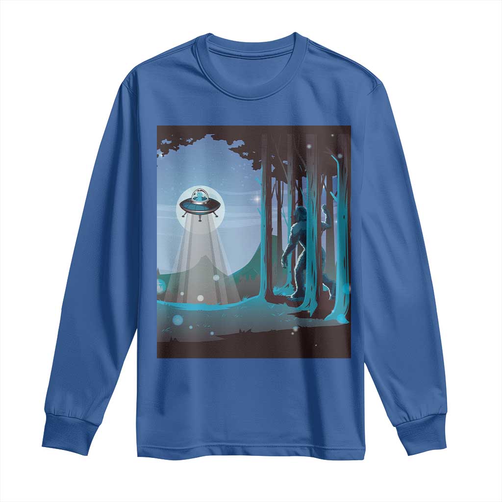 Bigfoot Hiding From Alien UFO Funny Sasquatch Long Sleeve Shirt