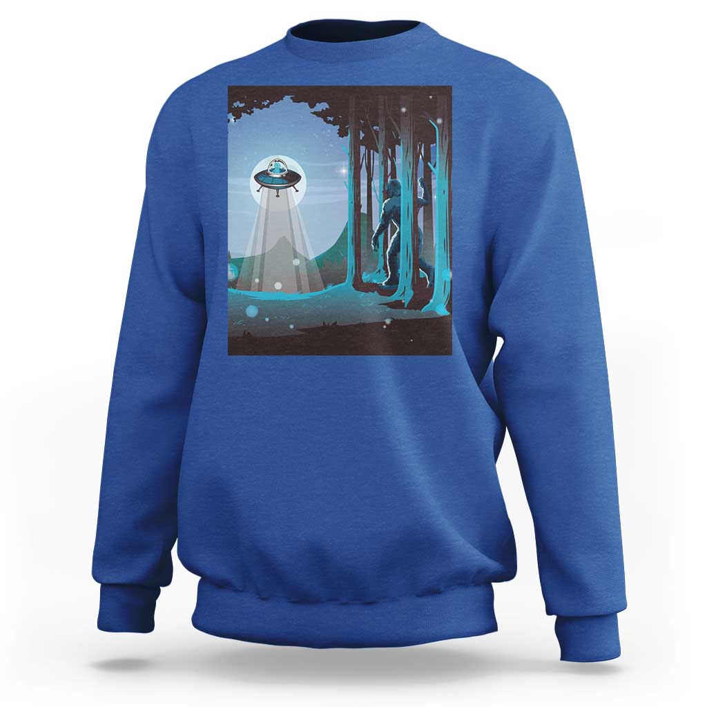 Bigfoot Hiding From Alien UFO Funny Sasquatch Sweatshirt