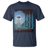 Bigfoot Hiding From Alien UFO Funny Sasquatch T Shirt