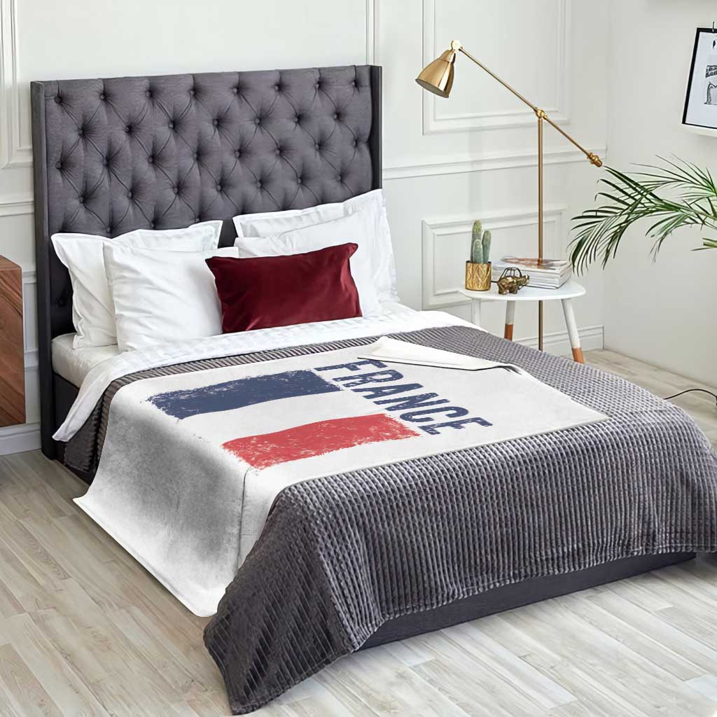 Vintage France Flag Distressed French Pride Patriotic Soccer Fan Graphic Throw Blanket