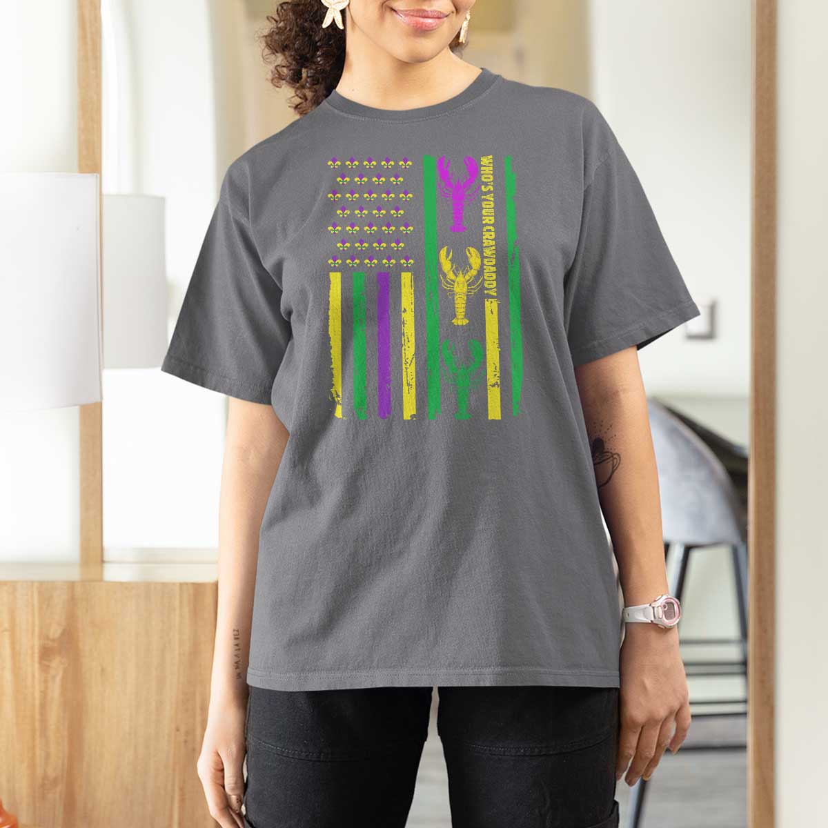 Funny Mardi Gras Crawfish T Shirt For Women Whos Your Crawdaddy USA American Flag Carnival